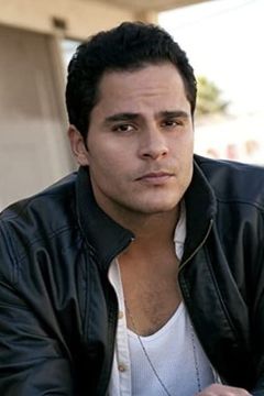 Danny Vasquez interpreta Guy 1