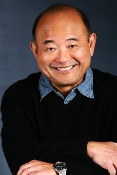 Clyde Kusatsu interpreta Cmdr. Watanabe