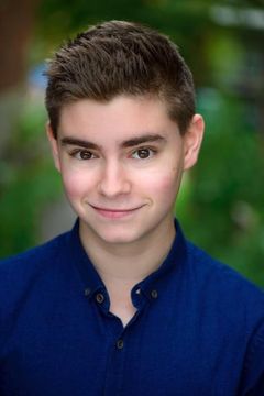 Jamie Mayers interpreta Ralph