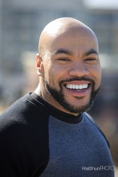 Ashante P.T. Stokes interpreta Detective (uncredited)