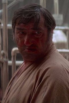 Ted Burnett interpreta Wuher (uncredited)