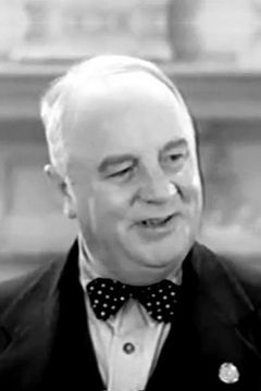 Harry Stubbs interpreta Inspector Bird