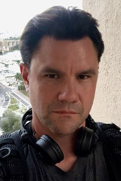 Brett Murray interpreta Officer 1 (as Brett Luciana Murray)