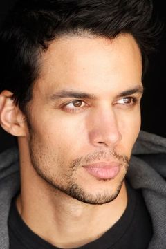 Matt Cedeño interpreta Bob Ramirez (uncredited)