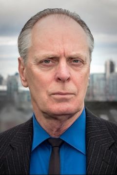 Linden Banks interpreta Professor Atkins