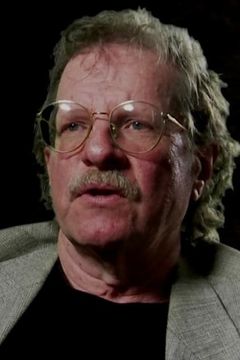 Tommy Lee Wallace interpreta Silver Shamrock Commercial Announcer (voice) (uncredited)