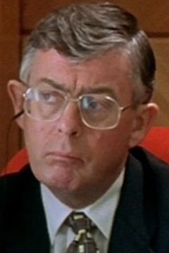 Noel Lester Rands interpreta Hong Kong Police Commissioner (uncredited)