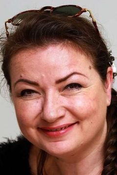 Lucy Harrison interpreta Hostess