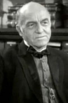 Davison Clark interpreta Judge Marvin