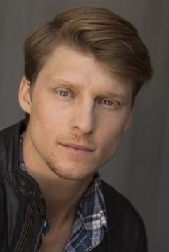 Colin Bates interpreta CIA Agent (uncredited)