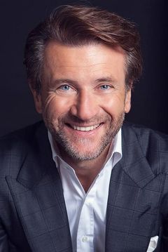 Robert Herjavec interpreta Supervisor Parker