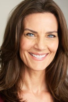 Terry Farrell interpreta Party Guest Listening to Aubrey Buffing (uncredited)