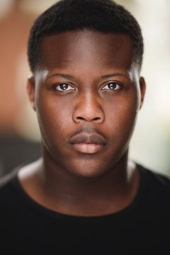Shaquan Lewis interpreta Officer Solomon