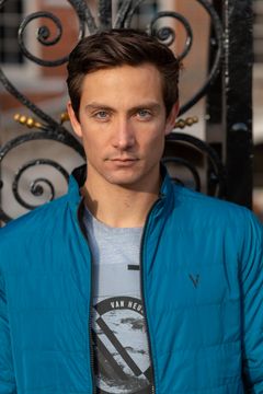 Chase Armitage interpreta Justin