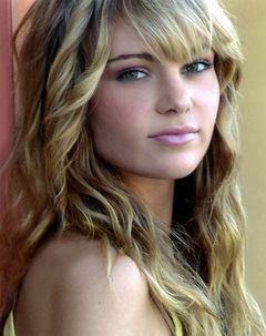 Caitlin Crosby interpreta Sarah