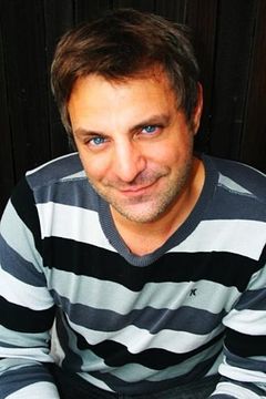 Steven Martini interpreta Cadet Alex Stone