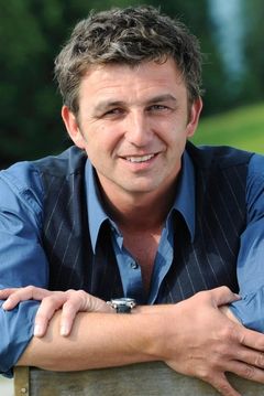 Hans Sigl interpreta Andreas Blitz