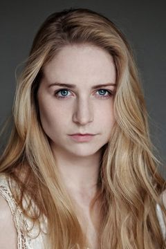 Niamh Algar interpreta Ursula