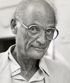 Arthur Miller interpreta archive footage
