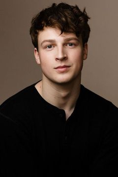 Fionn Laird interpreta Nick Wilholm