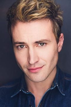 Spencer Trinwith interpreta Georgetown Café Waiter