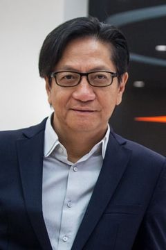 Anthony Chan Yau interpreta Hotel Concierge