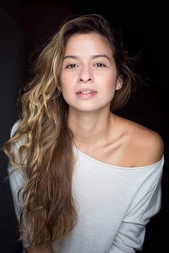 Zara Michales interpreta Ellie