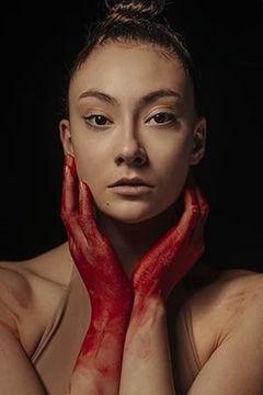 Aleksandra Dragova interpreta Young Girl