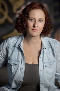 Sloane Warren interpreta Dr. Abbey Westlin