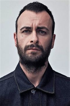 Joseph Gilgun interpreta Mike
