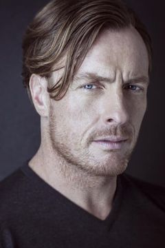 Toby Stephens interpreta Dr. Farquar