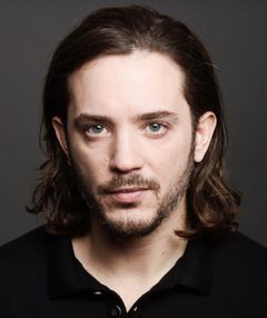 Billy Cook interpreta Sebastian