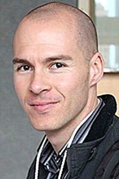 Richard Antrobus interpreta Le surveillant du pensionnat