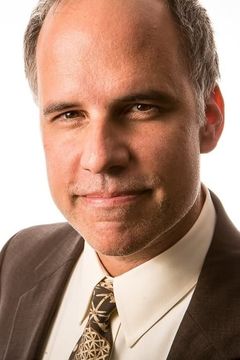 Tom Hickey interpreta Father Barry