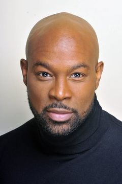 Darrin Henson interpreta Raven