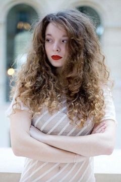 Cosima Bevernaege interpreta Françoise Arnoul