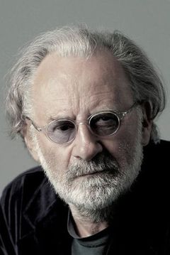 Fred Stillkrauth interpreta Korbinian Schutt