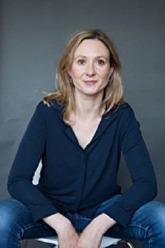 Frances Grey interpreta Amelia Sedley