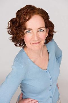 Eileen Barrett interpreta Joyless Wife