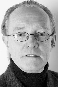 Aaron Harris interpreta Press Conference Reporter No. 1