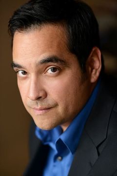 Dominic Flores interpreta Hugo