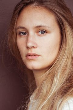 Jeanne Ruff interpreta Claire