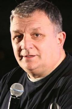 Smug Roberts interpreta Smug