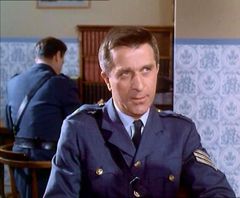 Arthur Gross interpreta Immigration Officer