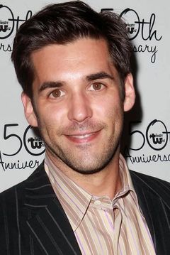 Jordan Bridges interpreta Frankie Rizzoli Jr.