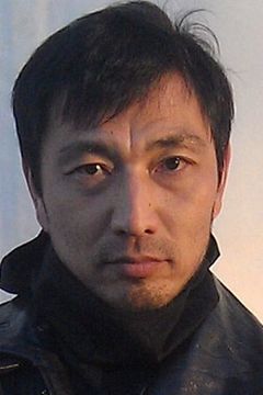 Hiroshi Kasuga interpreta Yashida Security Guard