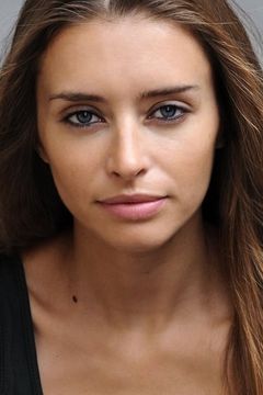 Ariadna Cabrol interpreta Beggar Woman 1