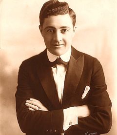 Ben Erway interpreta Reporter (uncredited)