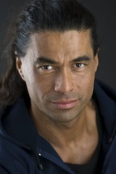 Antonio Te Maioha interpreta Maori Warrior