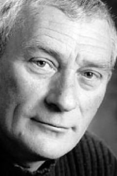 Dennis Blanch interpreta Director